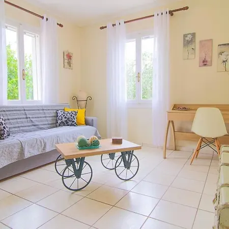 בית כפרי Kroussos